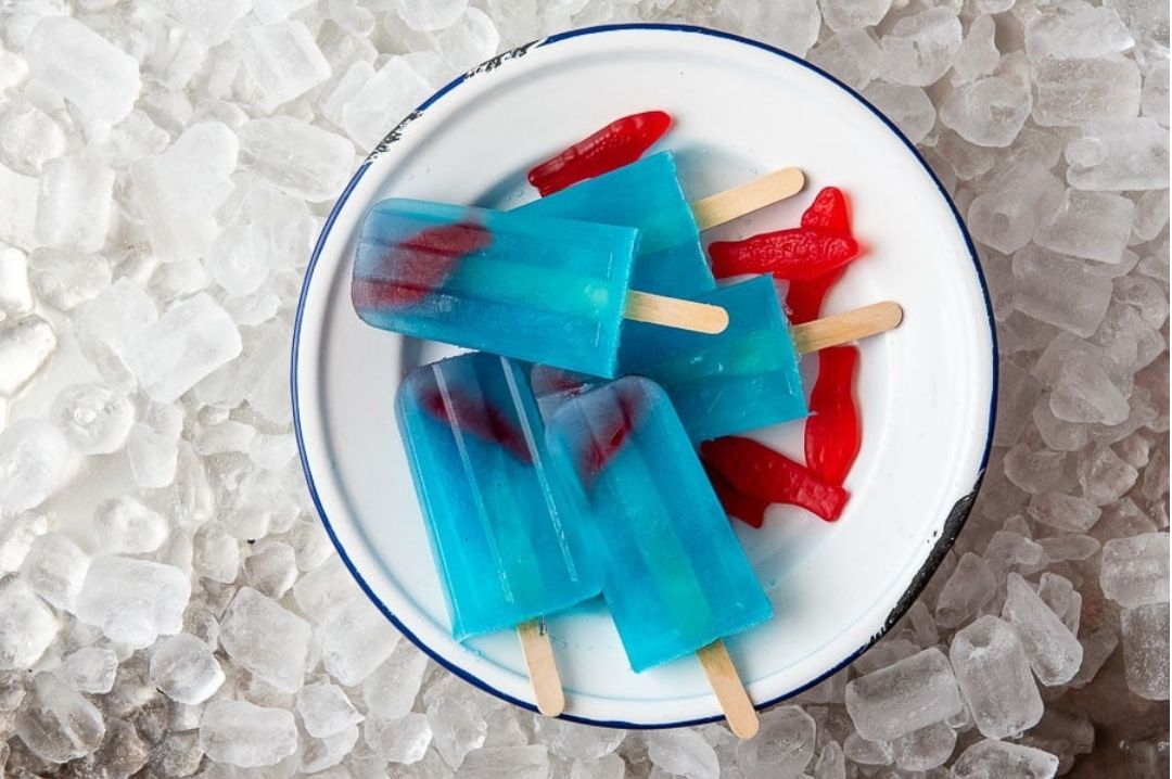 Blue colored boozy popsicles bluelagoon_boozypopsicle